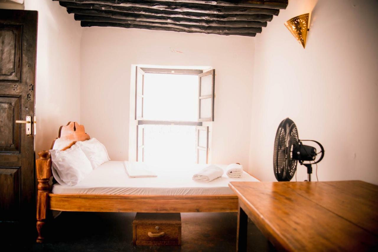 Zlife Stone Town Hostel Zanzibar ภายนอก รูปภาพ